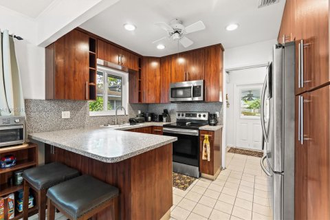 House in Oakland Park, Florida 3 bedrooms, 143.91 sq.m. № 2065458 - photo 10