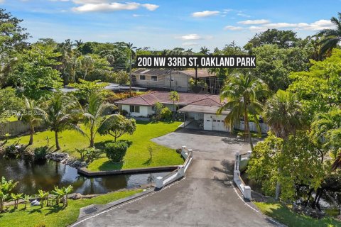 House in Oakland Park, Florida 3 bedrooms, 143.91 sq.m. № 2065458