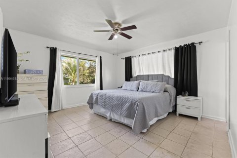 House in Oakland Park, Florida 3 bedrooms, 143.91 sq.m. № 2065458 - photo 14