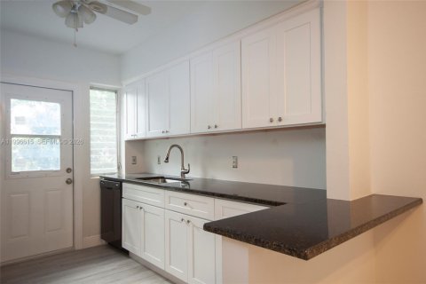 House in Bay Harbor Islands, Florida 2 bedrooms, 139.35 sq.m. № 2242609 - photo 7