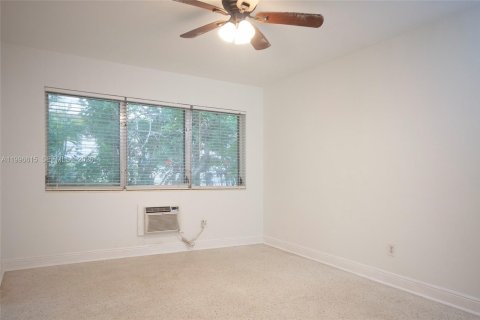 House in Bay Harbor Islands, Florida 2 bedrooms, 139.35 sq.m. № 2242609 - photo 12