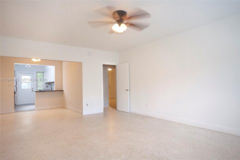 House in Bay Harbor Islands, Florida 2 bedrooms, 139.35 sq.m. № 2242609 - photo 4