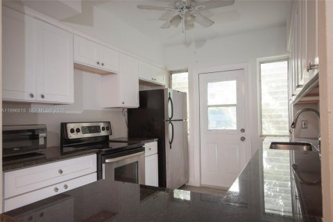 House in Bay Harbor Islands, Florida 2 bedrooms, 139.35 sq.m. № 2242609 - photo 6
