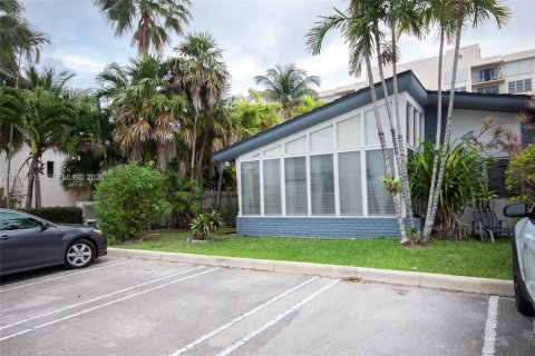 House in Bay Harbor Islands, Florida 2 bedrooms, 139.35 sq.m. № 2242609 - photo 2