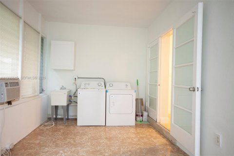 House in Bay Harbor Islands, Florida 2 bedrooms, 139.35 sq.m. № 2242609 - photo 16