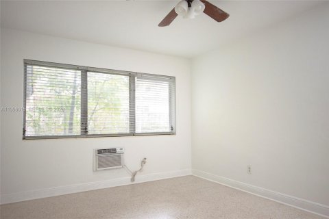 House in Bay Harbor Islands, Florida 2 bedrooms, 139.35 sq.m. № 2242609 - photo 9
