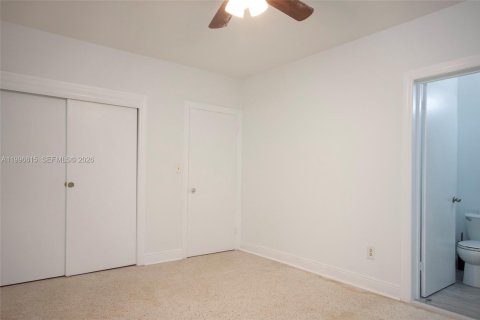 House in Bay Harbor Islands, Florida 2 bedrooms, 139.35 sq.m. № 2242609 - photo 13
