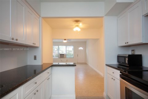 House in Bay Harbor Islands, Florida 2 bedrooms, 139.35 sq.m. № 2242609 - photo 8