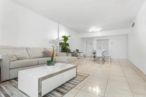 Condominio en venta en Miami Beach, Florida, 1 dormitorio, 85.66 m2 № 1933704 - foto 13