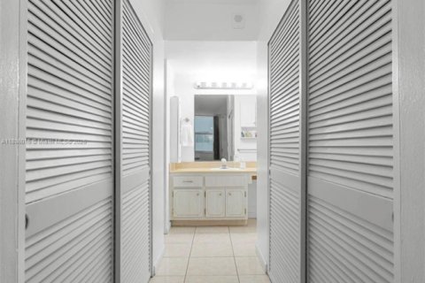 Condominio en venta en Miami Beach, Florida, 1 dormitorio, 85.66 m2 № 1933704 - foto 11