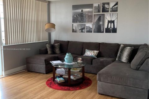 Condominio en venta en North Miami Beach, Florida, 2 dormitorios, 103.31 m2 № 1867004 - foto 13