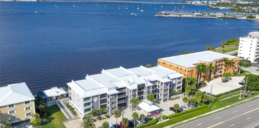 Condo in Punta Gorda, Florida, 2 bedrooms  № 2378176