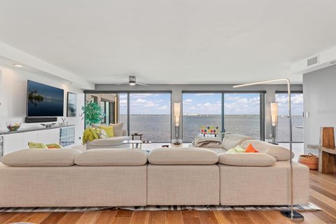 Condo in Punta Gorda, Florida, 2 bedrooms  № 2378176 - photo 9