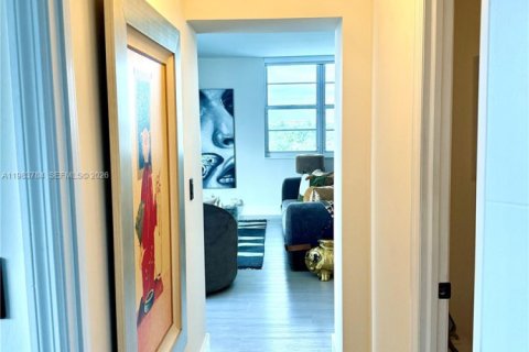 Condominio en venta en Miami Beach, Florida, 1 dormitorio, 83.61 m2 № 2050912 - foto 13