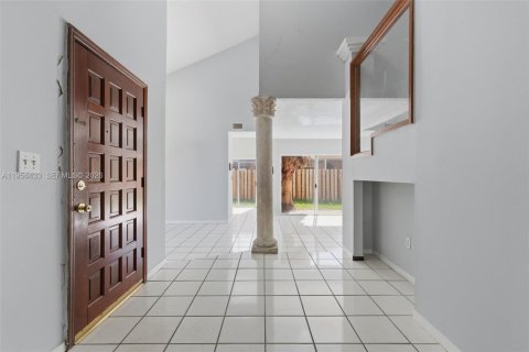 House in Miami, Florida 4 bedrooms, 197.32 sq.m. № 2010415 - photo 5