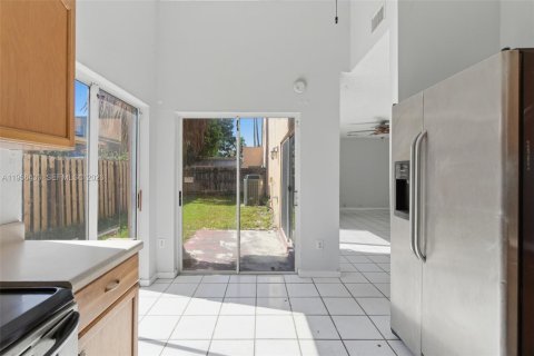 House in Miami, Florida 4 bedrooms, 197.32 sq.m. № 2010415 - photo 20