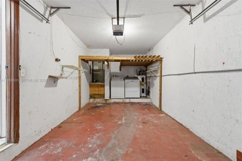 House in Miami, Florida 4 bedrooms, 197.32 sq.m. № 2010415 - photo 26