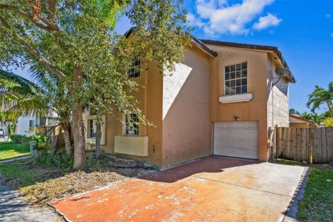 House in Miami, Florida 4 bedrooms, 197.32 sq.m. № 2010415 - photo 2