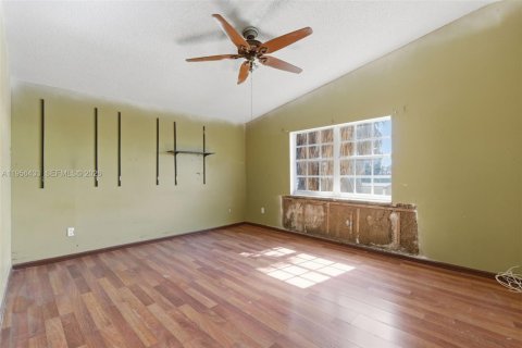 House in Miami, Florida 4 bedrooms, 197.32 sq.m. № 2010415 - photo 27