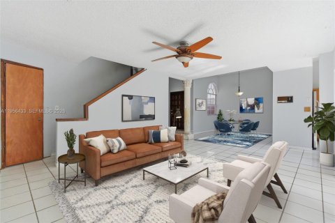 House in Miami, Florida 4 bedrooms, 197.32 sq.m. № 2010415 - photo 15