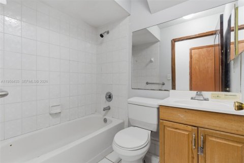 House in Miami, Florida 4 bedrooms, 197.32 sq.m. № 2010415 - photo 22