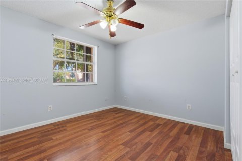 House in Miami, Florida 4 bedrooms, 197.32 sq.m. № 2010415 - photo 23