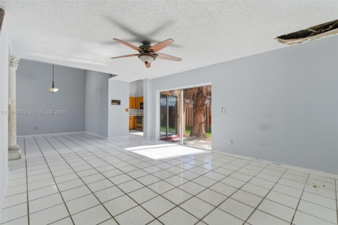 House in Miami, Florida 4 bedrooms, 197.32 sq.m. № 2010415 - photo 13