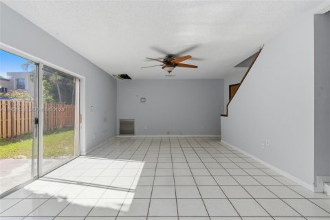 House in Miami, Florida 4 bedrooms, 197.32 sq.m. № 2010415 - photo 12