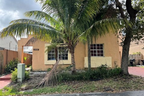 House in Miami, Florida 4 bedrooms, 197.32 sq.m. № 2010415