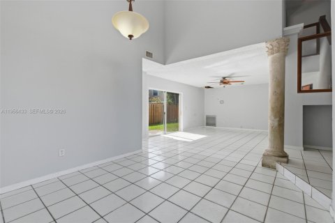 House in Miami, Florida 4 bedrooms, 197.32 sq.m. № 2010415 - photo 10