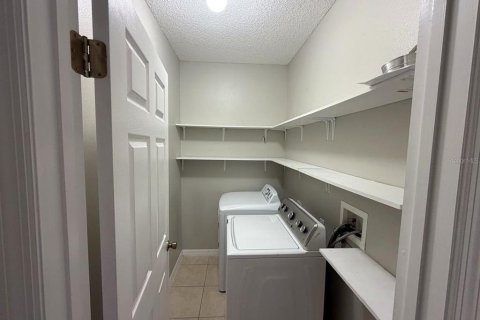 House in Davenport, Florida 5 bedrooms, 171.31 sq.m. № 2379454 - photo 2