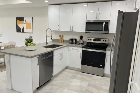 House in Lehigh Acres, Florida 3 bedrooms № 2046394 - photo 3