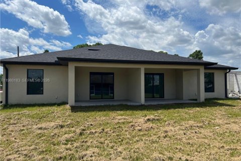 House in Lehigh Acres, Florida 3 bedrooms № 2046394 - photo 11