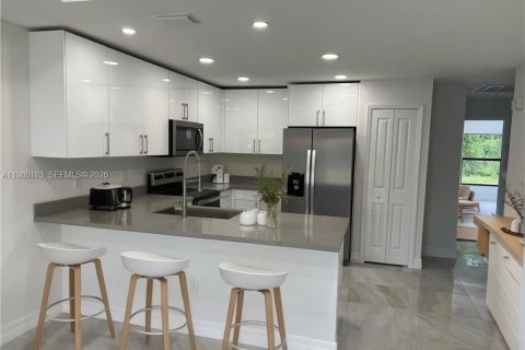 House in Lehigh Acres, Florida 3 bedrooms № 2046394 - photo 2