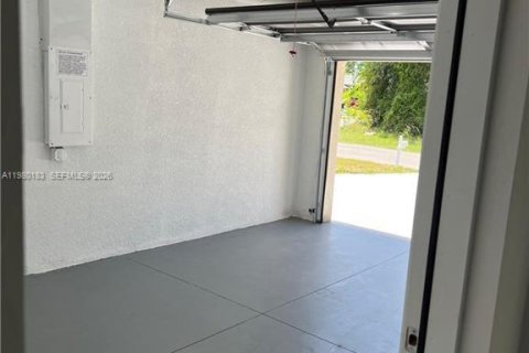 House in Lehigh Acres, Florida 3 bedrooms № 2046394 - photo 10