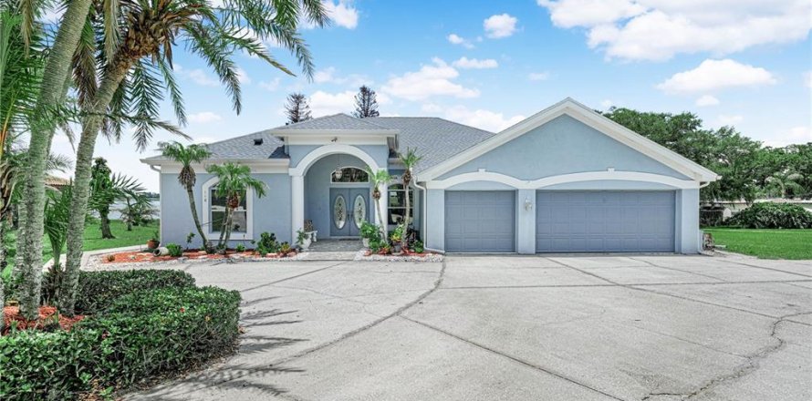 House in Auburndale, Florida 3 bedrooms, 215.9 sq.m. № 2218219