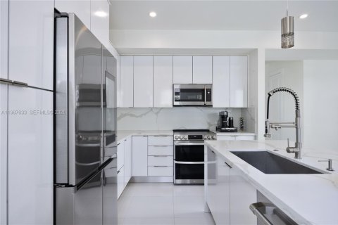 Villa ou maison à vendre à Miami, Floride: 4 chambres, 266.63 m2 № 2190613 - photo 12