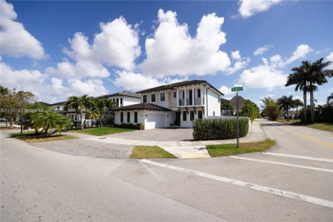 Villa ou maison à vendre à Miami, Floride: 4 chambres, 266.63 m2 № 2190613 - photo 2