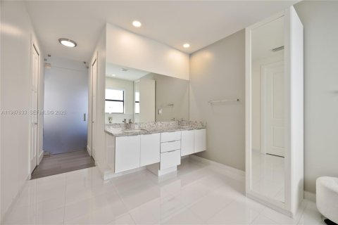 Villa ou maison à vendre à Miami, Floride: 4 chambres, 266.63 m2 № 2190613 - photo 19