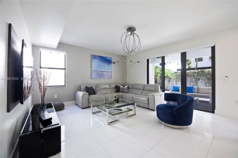 Villa ou maison à vendre à Miami, Floride: 4 chambres, 266.63 m2 № 2190613 - photo 8