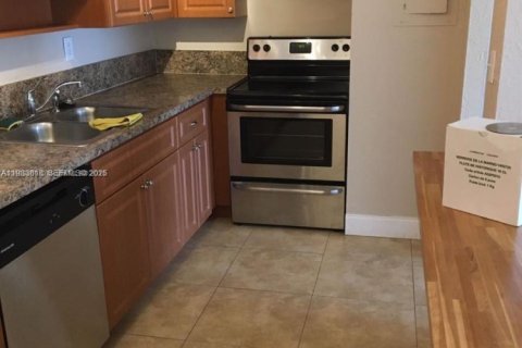 Condo in Miami, Florida, 1 bedroom № 1993297 - photo 2