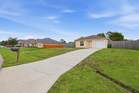 Villa ou maison à vendre à Port St. Lucie, Floride: 3 chambres, 115.57 m2 № 2089637 - photo 2