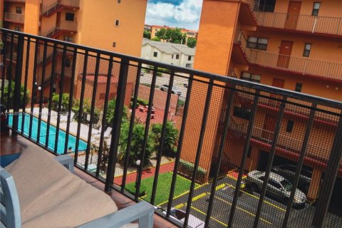 Condominio en venta en Hialeah, Florida, 3 dormitorios, 120.4 m2 № 1887971 - foto 5