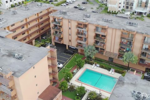 Condominio en venta en Hialeah, Florida, 3 dormitorios, 120.4 m2 № 1887971 - foto 18
