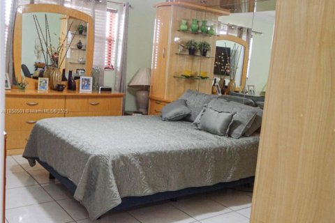 Condominio en venta en Hialeah, Florida, 3 dormitorios, 120.4 m2 № 1887971 - foto 11