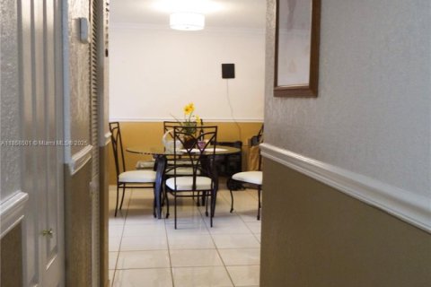 Condominio en venta en Hialeah, Florida, 3 dormitorios, 120.4 m2 № 1887971 - foto 10