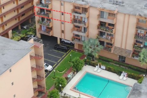Condominio en venta en Hialeah, Florida, 3 dormitorios, 120.4 m2 № 1887971 - foto 1