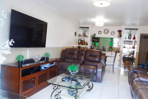 Condominio en venta en Hialeah, Florida, 3 dormitorios, 120.4 m2 № 1887971 - foto 8