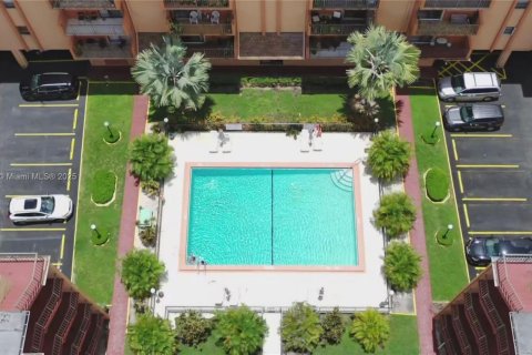 Condominio en venta en Hialeah, Florida, 3 dormitorios, 120.4 m2 № 1887971 - foto 2