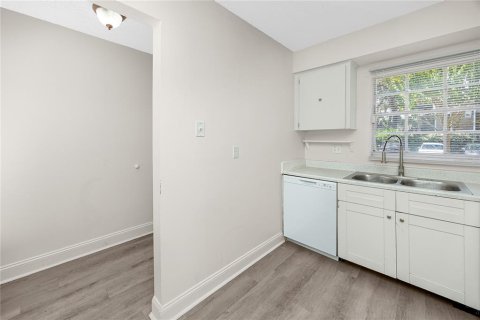 Condo in Tampa, Florida, 2 bedrooms № 2156820 - photo 11